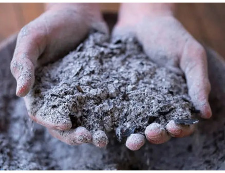 Деревна зола у якості осіннього добрива. Як правильно використовувати?