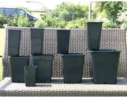 Круглые и квадратные высокие пластиковые горшки: особенности их применения