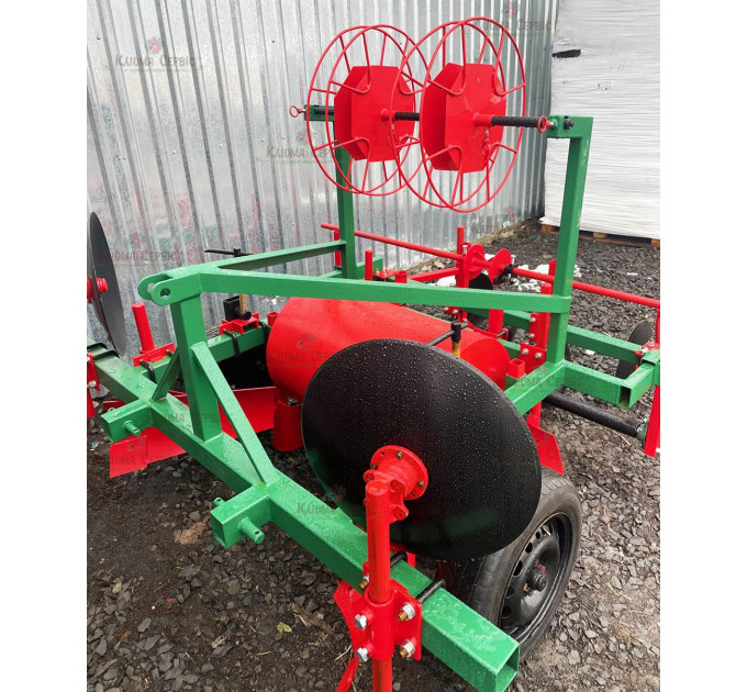 Пленкоукладчик и грядообразователь для посадки ягодных и овощных культур