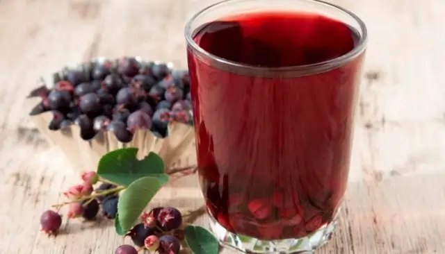 Чудовий спосіб зберегти ягоди на зиму — це приготувати компот з ірги. ірга, вирощування ірги, посадка ірги, користь ягід ірги, чим корисні ягоди ірги для здоров'я