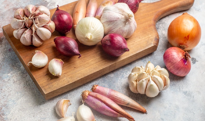 Лук – один из самых популярных овощей на огороде.