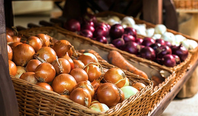 Оптимальные условия для хранения лука – температура 0–3°C и относительная влажность 70–80%.