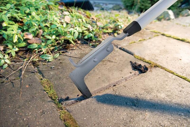 Механическое удаление сорняков – самый простой способ удерживать брусчатку в порядке.